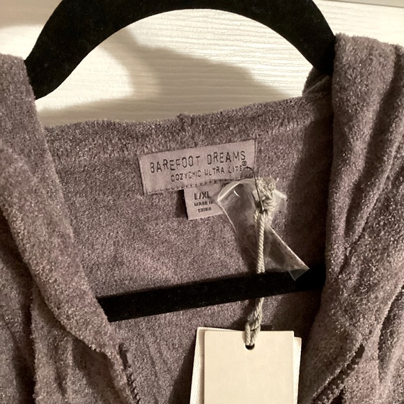 Barefoot Dreams Cozychic ultra light short sleeve zip up hoodie
Size L/XL. NWT - Picture 8 of 11